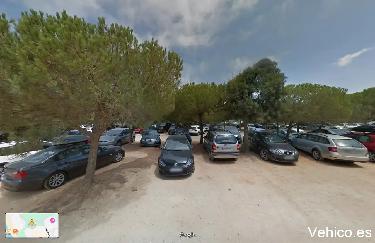 Aparcamiento entre pinos