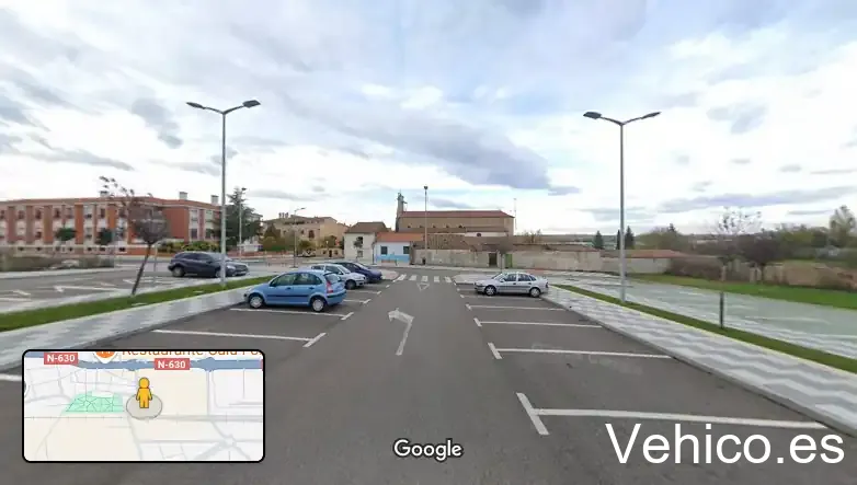 Aparcamiento gratuito en superficie de "Tejares"