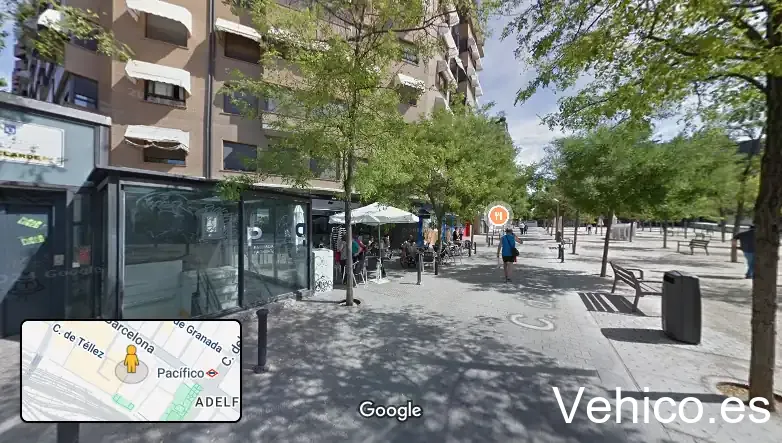 Parking. Entrada y salida de peatones. Calle Tellez.