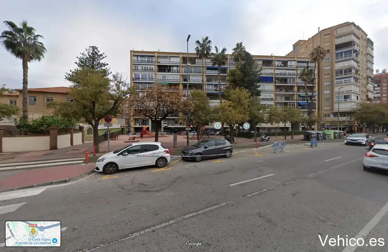 Calle de Isaac Albéniz Garage