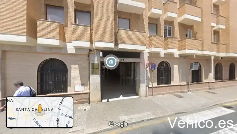 Entrada peatonal al parking de Escuelas Pías