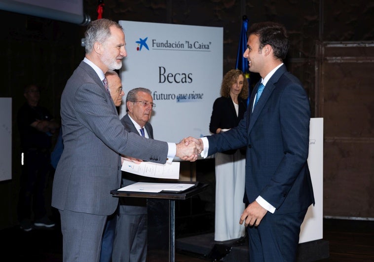 Beca de Excelencia: Jesús Santos Estudiará en el Extranjero