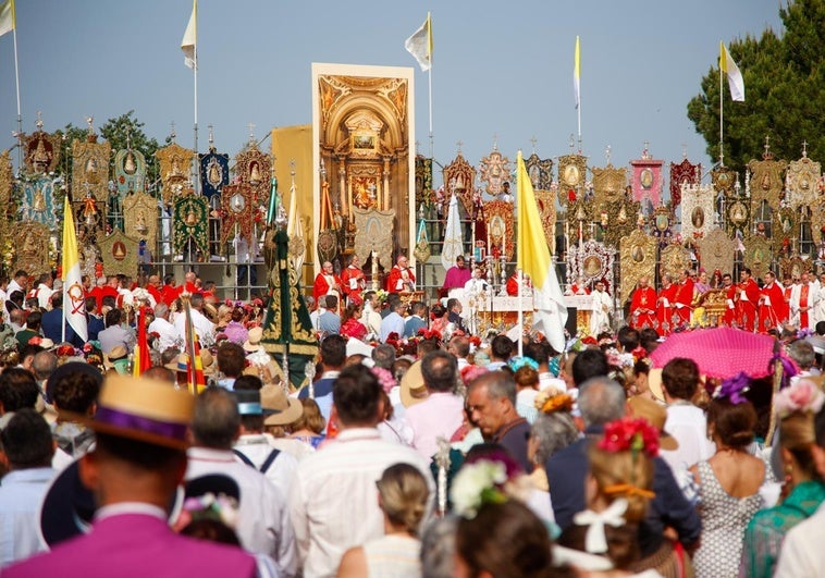 Pentecostés en El Rocío: Multitud y Tradición Bajo el Sol