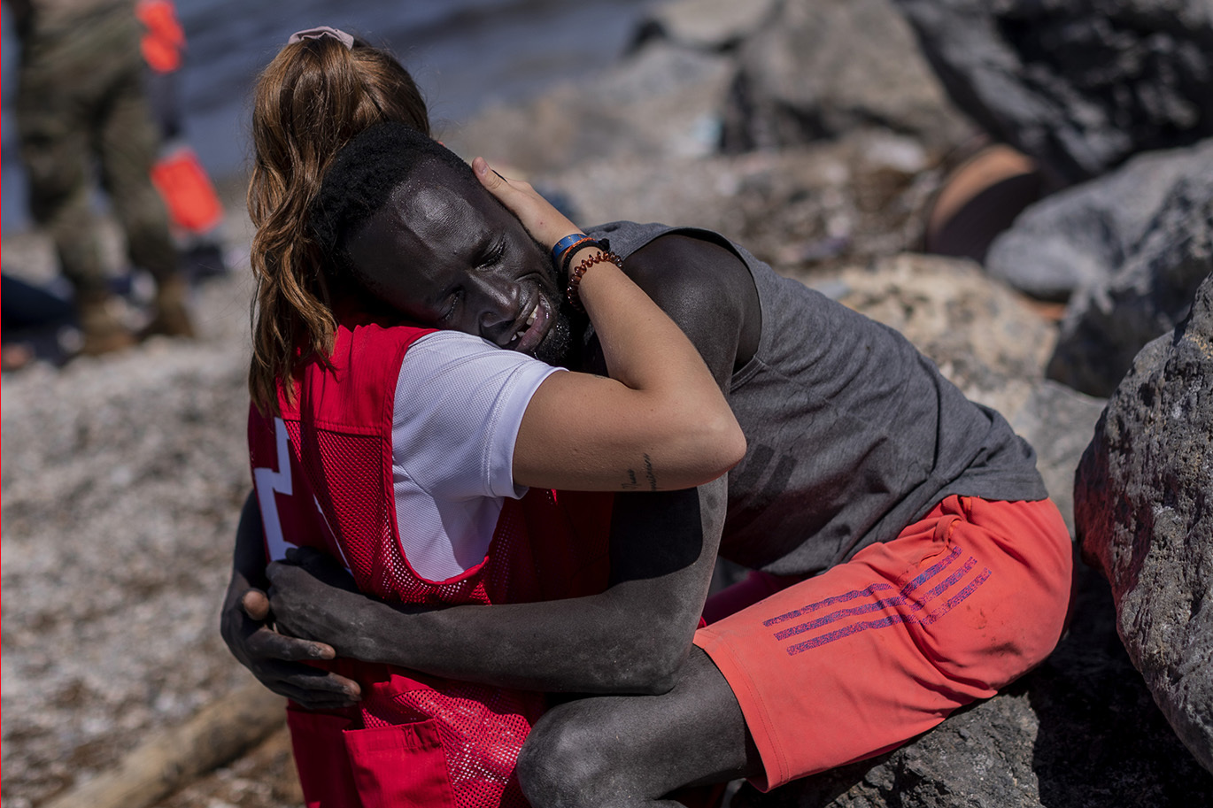 El abrazo que conmovió al mundo: adiós al héroe migrante