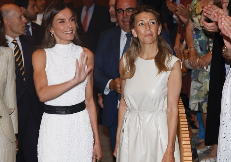 El vestido de Yolanda Díaz: ¡Lujo real ahora en oferta!