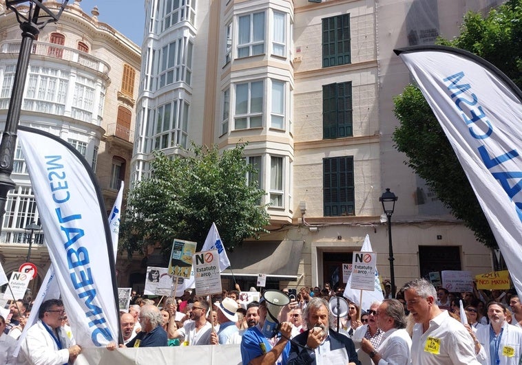 Médicos en Palma exigen la dimisión de la ministra de Sanidad