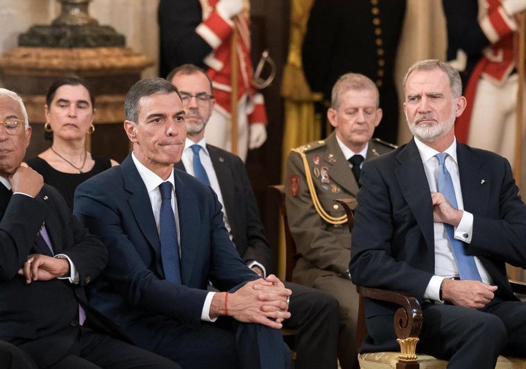 Crisis Política: Impacto Histórico con el Rey como Testigo