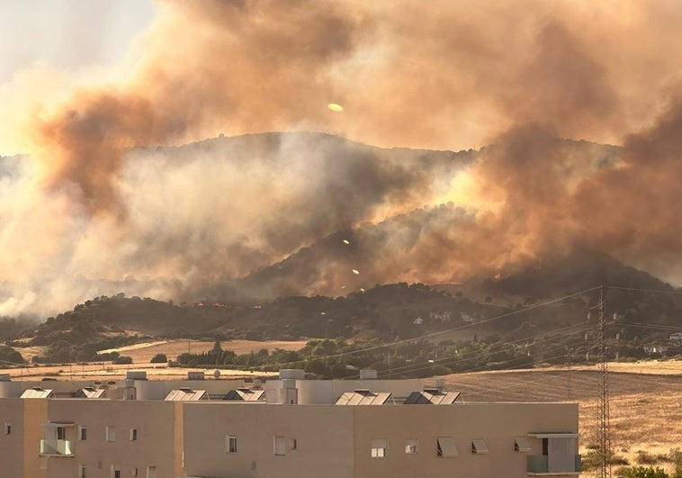 Incendio en Castillo de Albaida: Evacuadas Viviendas Urgentemente