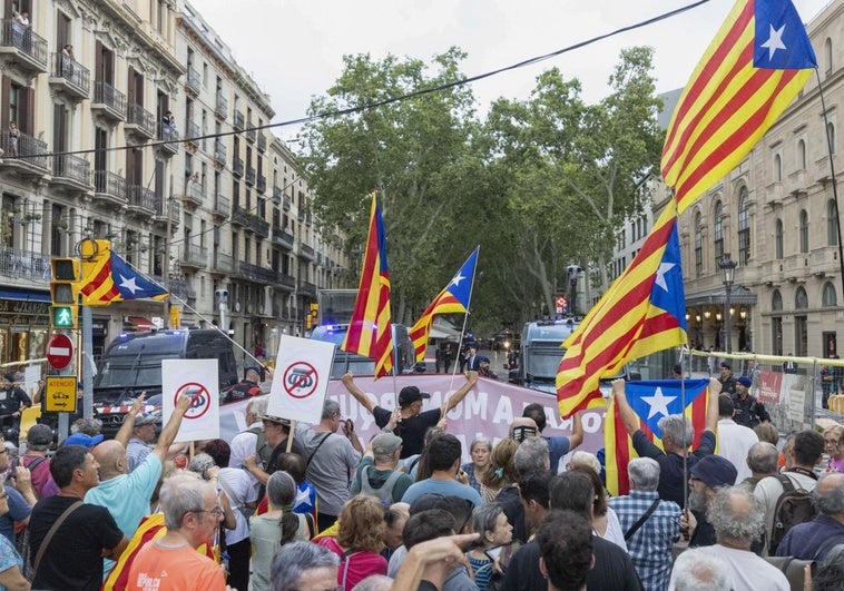 Protesta antimonárquica en BCN: solo 150 asistentes