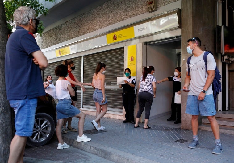 España alcanza empleo récord: ¡22M ocupados y paro en caída!