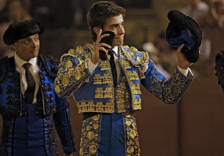 Julio Aparicio: Éxito Rotundo en Sevilla - Descubre su Historia
