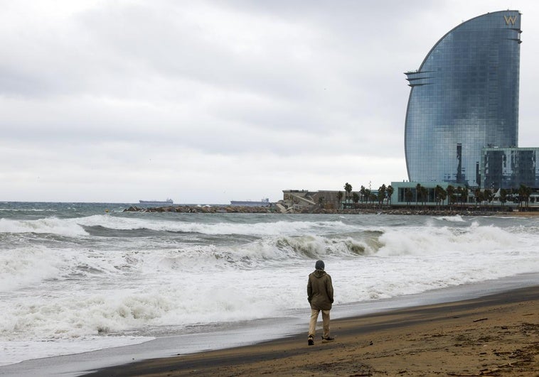 Alerta en La Barceloneta: Playa cerrada por tormentas eléctricas