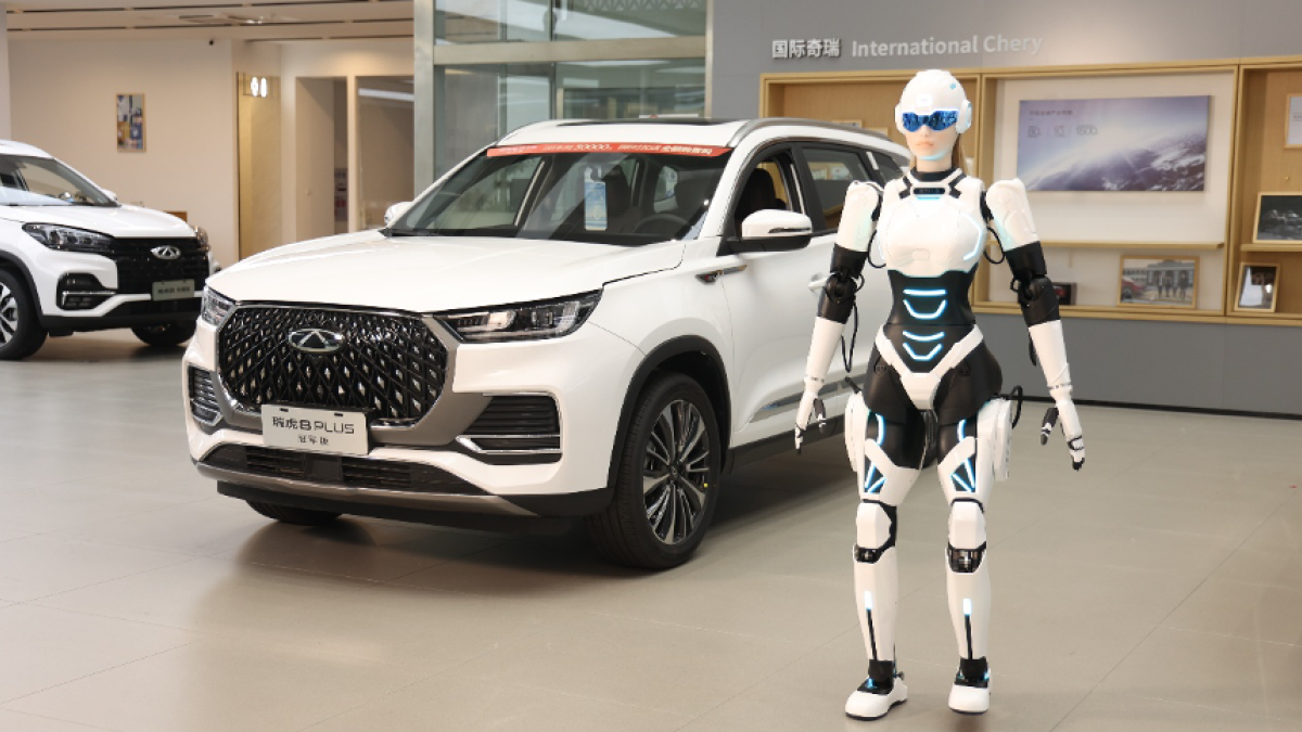 Robots humanoides multilingües: Revolución en concesionarios
